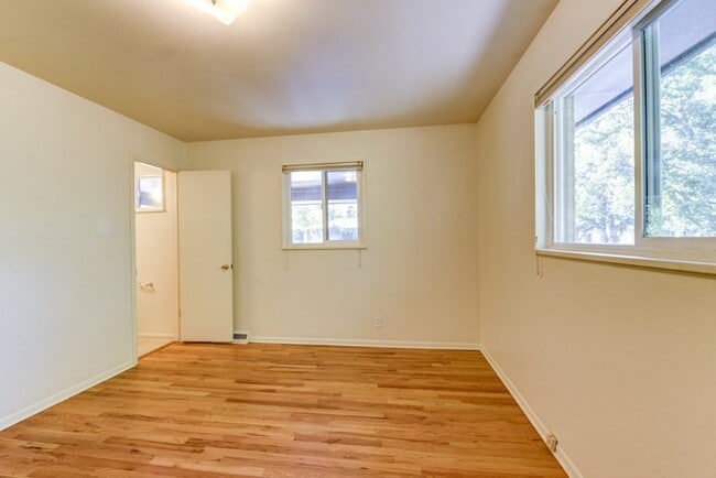 Building Photo - Pre-Lease August 2026; Large 5 Bedroom 3 B...