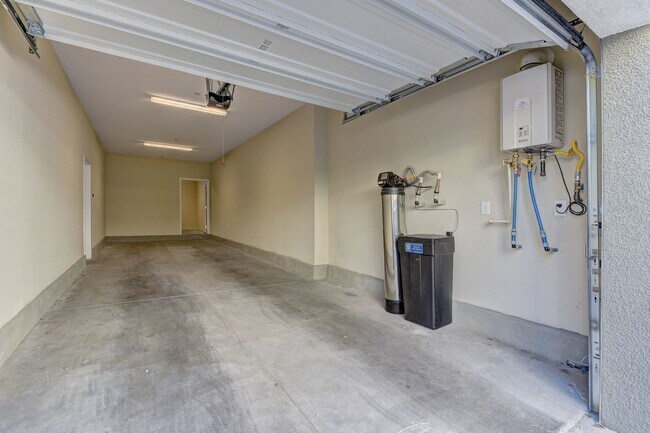 Building Photo - Gorgeous Condo! MUST SEE!!!