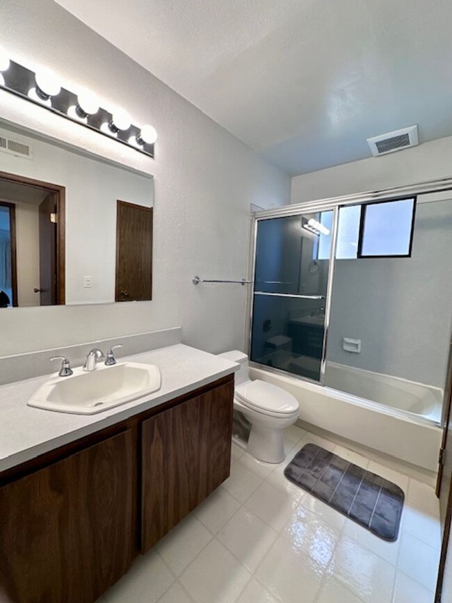 Building Photo - 2 bedroom condo with Washer/Dryer