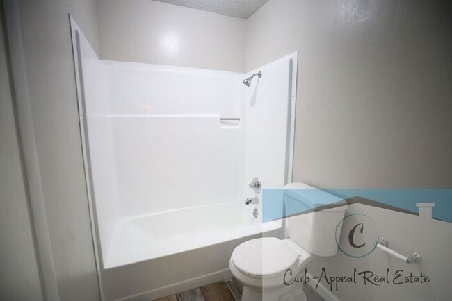 Building Photo - 3 Bedroom 2 Bath Home in Beautiful Neighborhood! A fenced back yard!!