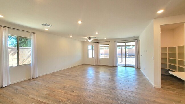 Building Photo - 5447 Splendido Ave