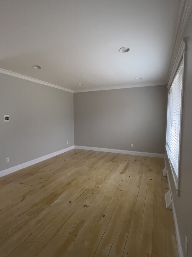 Building Photo - 10571 Center Rd