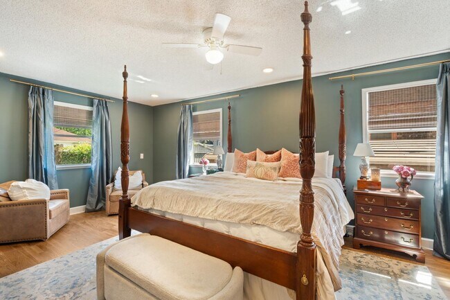 Building Photo - Charming 3 Bedroom Home Near Downtown Savannah with Flex Room & Fenced Yard