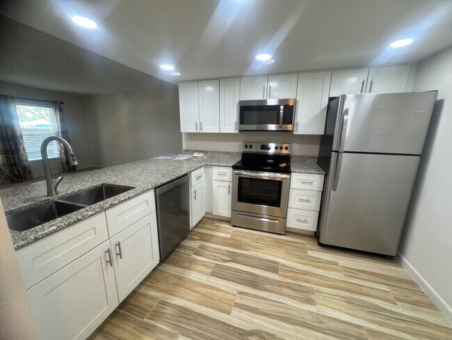 Building Photo - 3607 Edgewater Dr