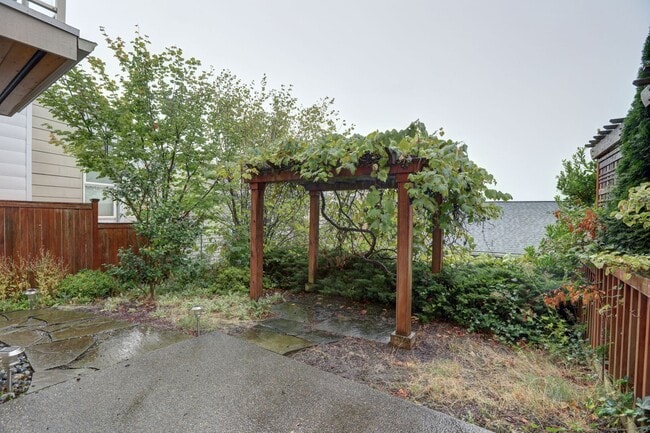 Building Photo - Grand 4 bedroom /2.5-bathroom Townhome w/ Sweeping Views of Lake Union & Cascades!