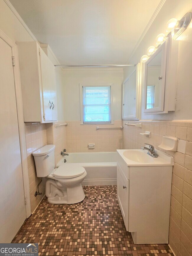 Building Photo - 2639 Tredway Dr