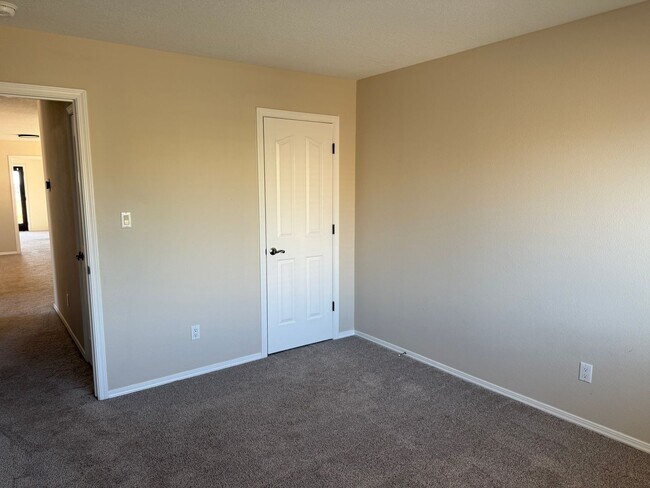 Building Photo - Spacious 4 Br, 2.5 Ba with 2 living areas, loft, kitchen appliances, 2 car garage.