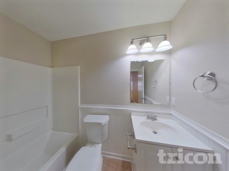 Building Photo - 923 Littleton Dr