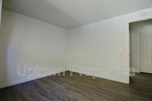 Building Photo - 5111 SW Beaverton Hillsdale Hwy