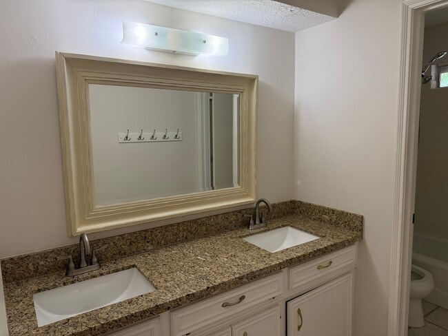 Building Photo - 515 Tresvant Dr