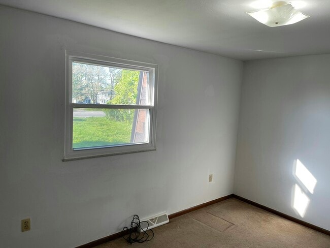 Building Photo - 4163 W Ridge Rd