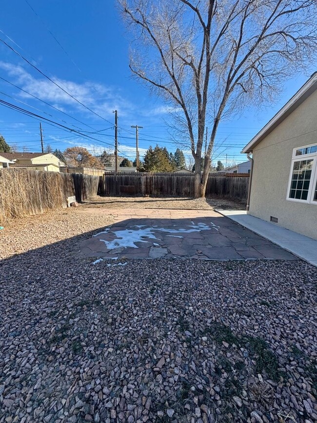 Building Photo - Charming 3 bedroom/2 bath close to UCCS
