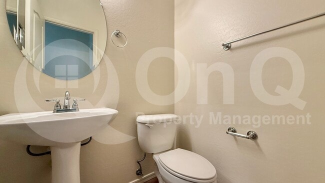 Building Photo - 2222 E Huntington Dr