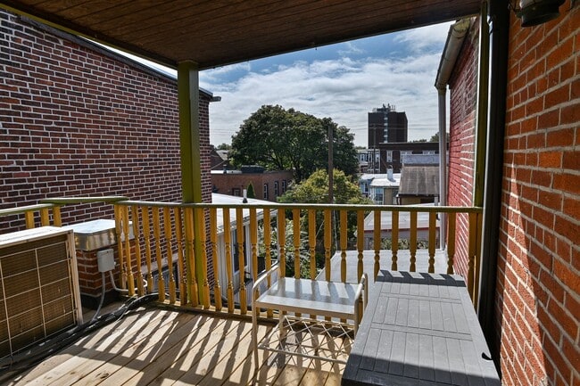 Building Photo - Charming 3 Bedroom on Verbeke St
