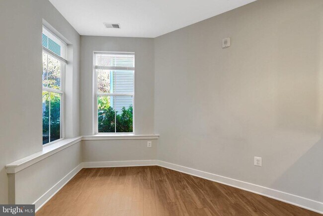 Building Photo - 989 S Buchanan St