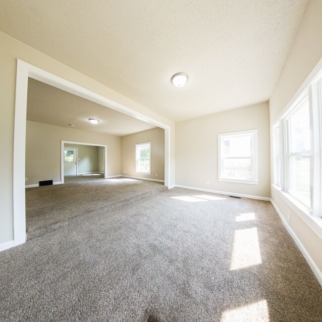 Building Photo - Updated 3 Bedroom 1,800 SQFT Home for Rent