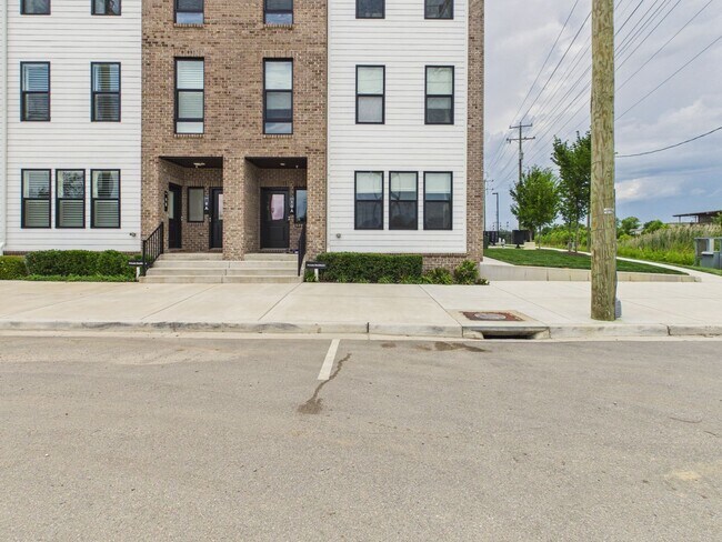 Building Photo - 1900 Roseneath Rd