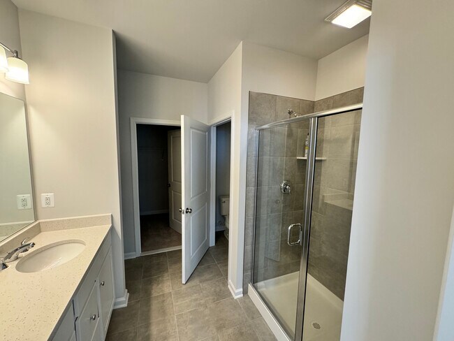 Building Photo - 701 Englewood Farms Dr