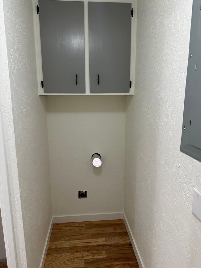 Building Photo - Beautifully updated 3 bedroom, 1 bath hous...