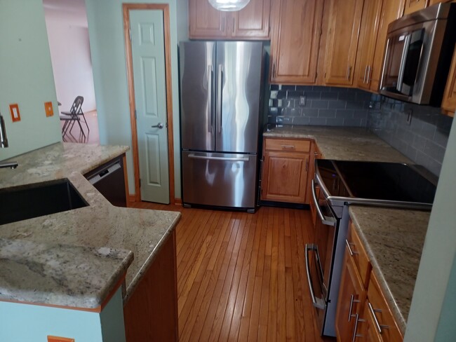 Upgraded Counters and Cabinets - 5132 Sugar Hill Ct