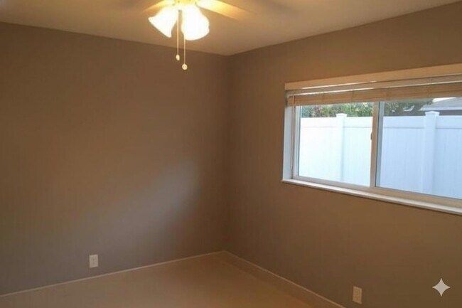 Building Photo - 704 NE 23rd Ave