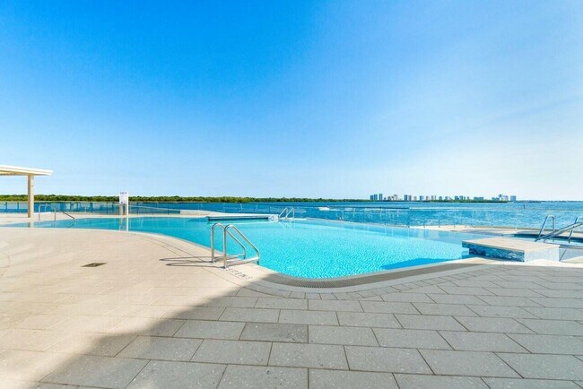 Building Photo - 100 Lakeshore Dr