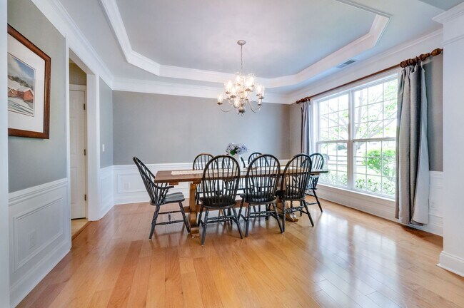 Building Photo - 4 Bedroom, 3.5 Bathroom Executive Home with Fenced Yard and 3 Car Garage.