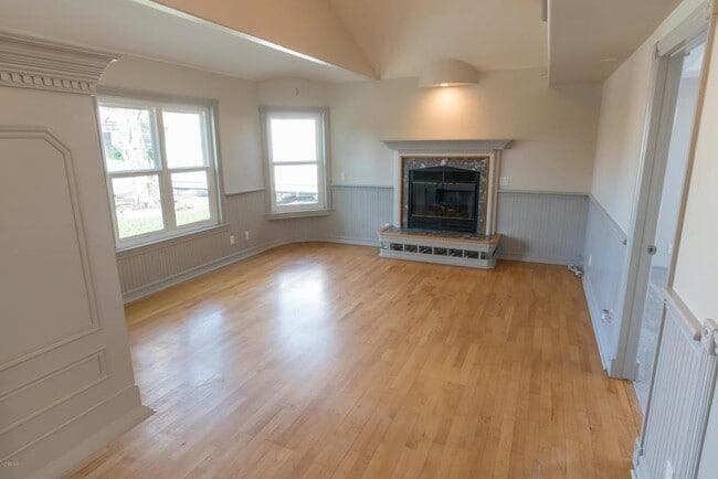 Building Photo - Calle Violeta