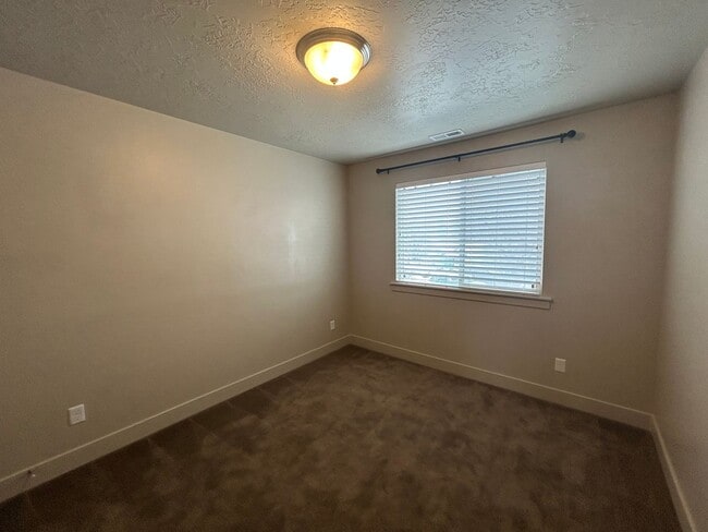 Building Photo - 3 Bedroom 2.5 Bathroom Townhome in Santaquin!