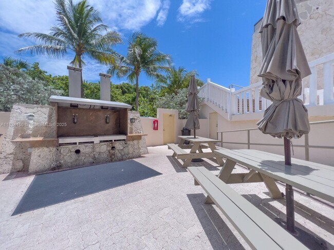 Building Photo - 1121 Crandon Blvd