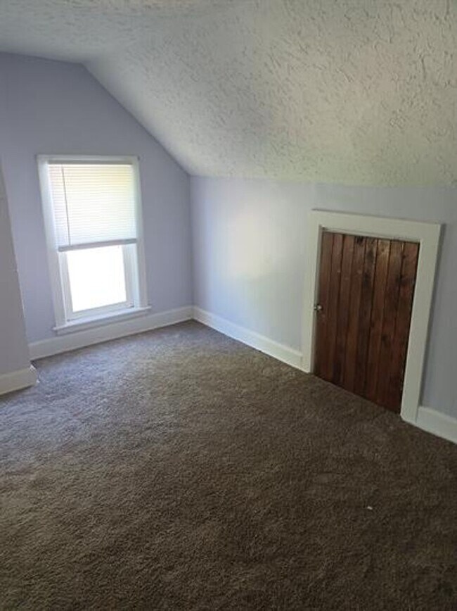 Building Photo - House Available for Rent