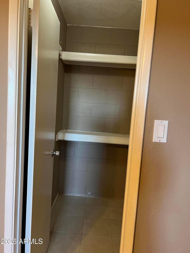 Building Photo - 501 W Yukon Dr