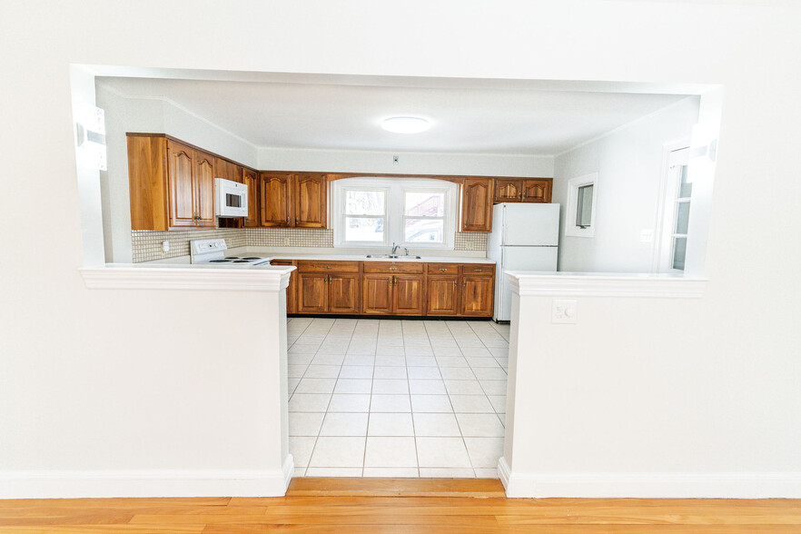 View into kitchen - 28 Newman St