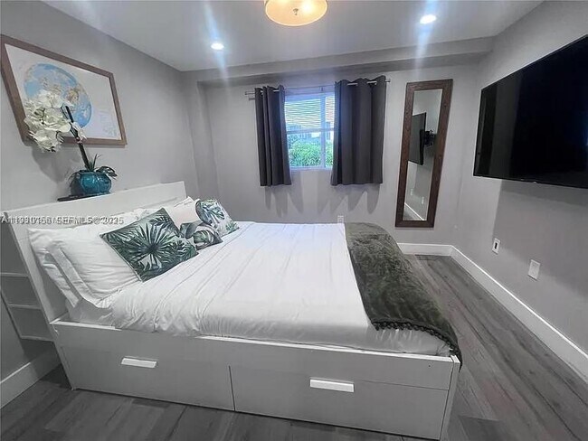 Building Photo - 821 SW 2nd St