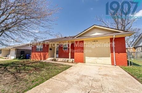 Building Photo - 1611 Pinewood Dr