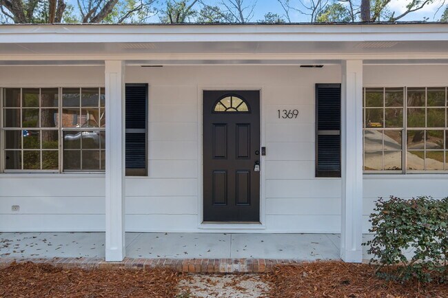Building Photo - Freshly Remodeled 4 Bedroom 2 Bathroom Single Family Home.