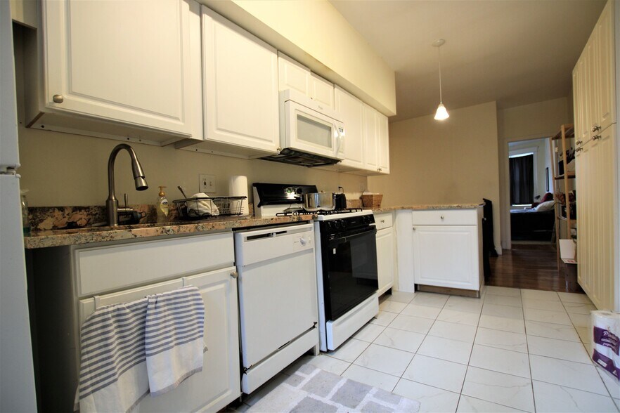 Building Photo - 1868 Commonwealth Ave