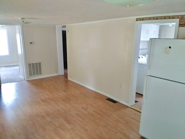 Building Photo - 2 Bedroom / 1 Bath Home Blountville, TN