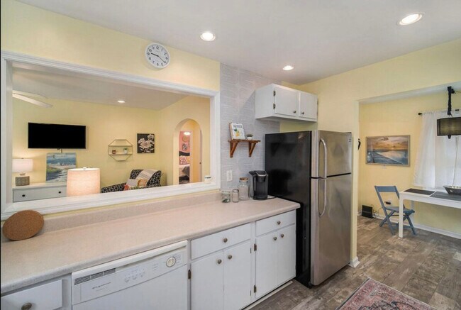 Building Photo - 452 Riverland Dr