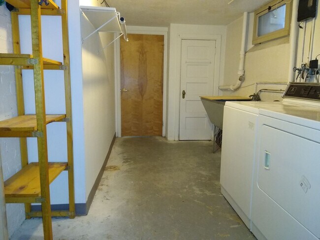 Building Photo - Alamo Placita Adorable 3 Bed 2 Bath Bungalow w/ CACH, Garage, Fenced Yard & More