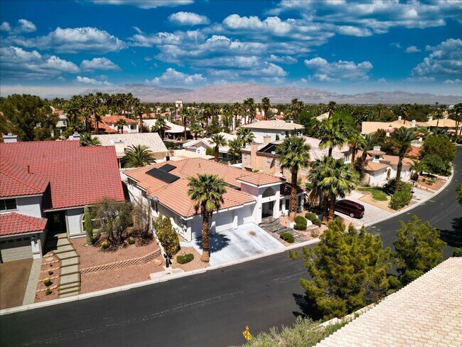 Building Photo - Beautiful Summerlin home in a gated community.