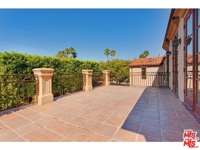 Building Photo - 725 Foothill Rd