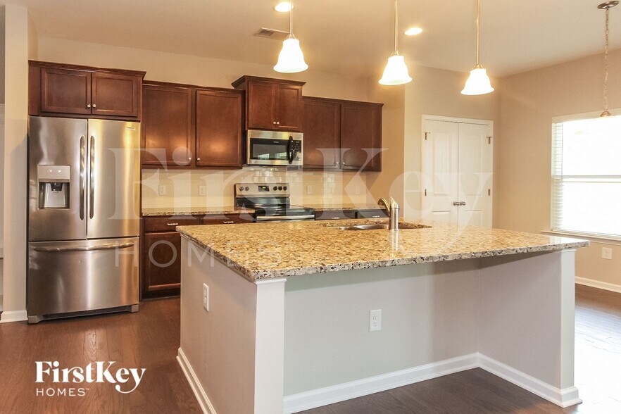 Building Photo - 100 Bristleback Ct