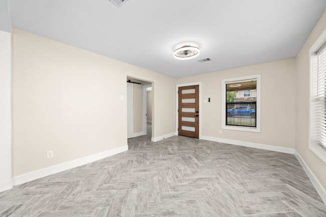 Building Photo - 803 E 29th St