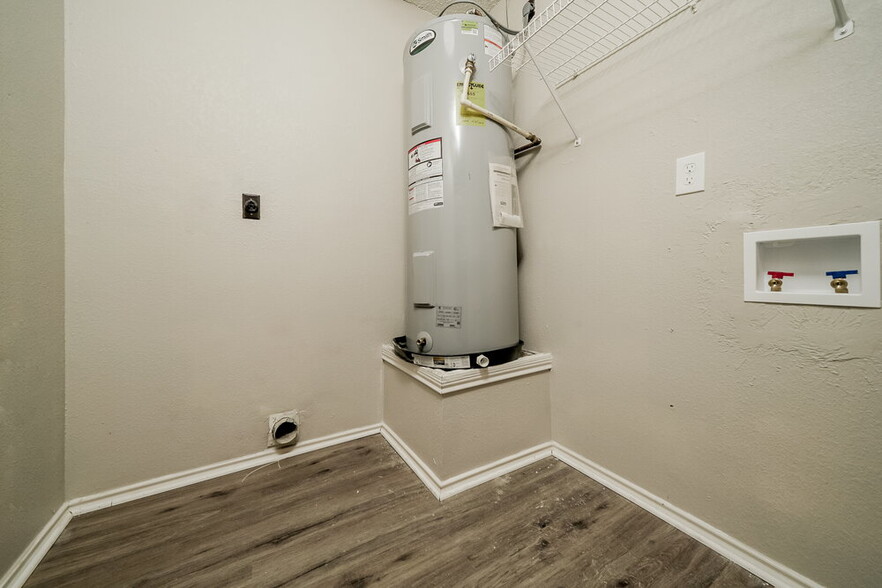 Building Photo - 1307 Jasmine Dr