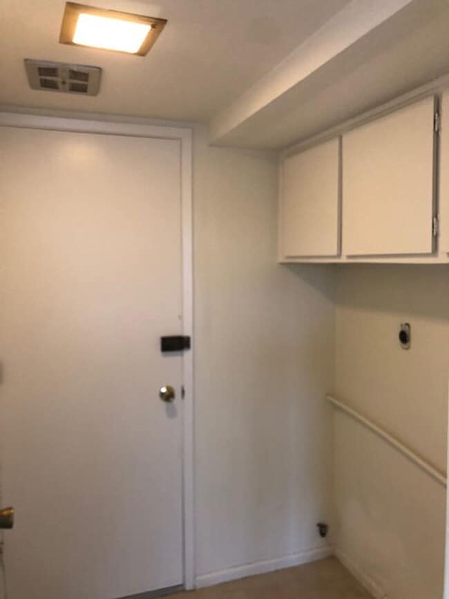 Building Photo - 4 Bed/2.5 Bath  Two Story Home in San Diego