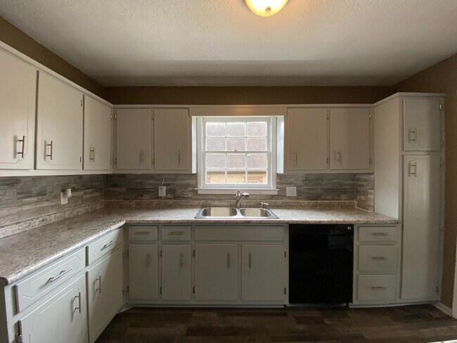 Building Photo - 221 Ridgewood Dr