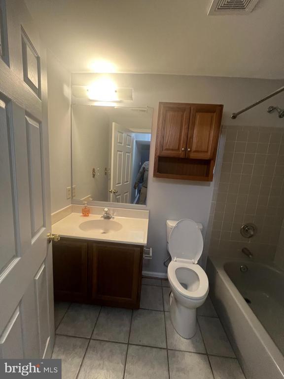 Building Photo - 3325 Midland Ct