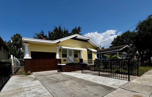 Building Photo - 409 S Willow Ave