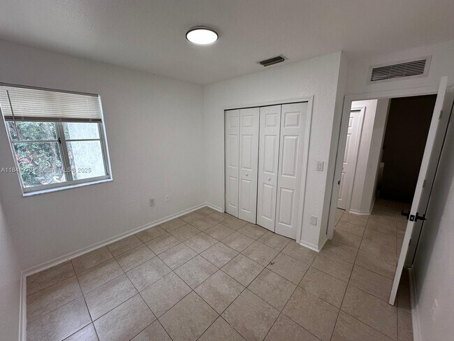 Building Photo - 941 SW 6th Pl